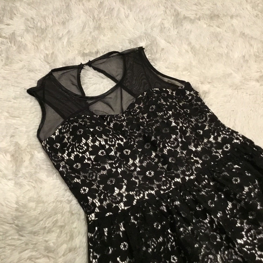 Windsor Lace Dress - Picture 1 of 2